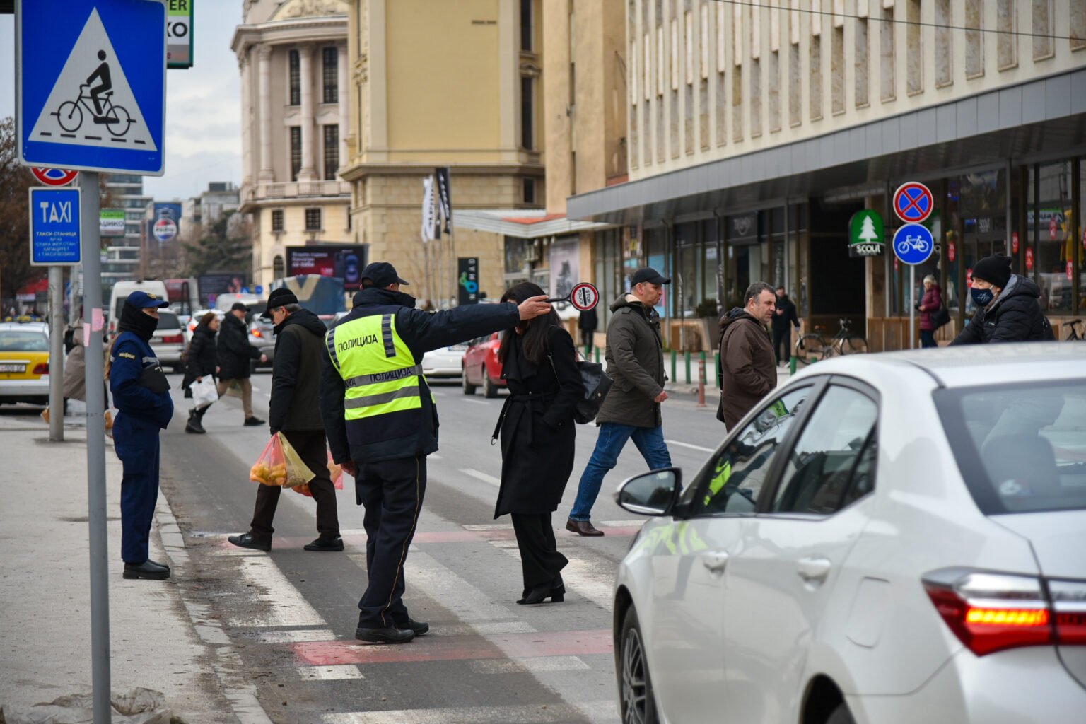 Од денеска казни за пешаци и возачи што користат мобилни уреди во сообраќајот