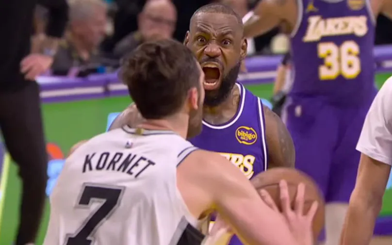 Кој би помислил дека е во петтата деценија? Чудесно забивање на Леброн