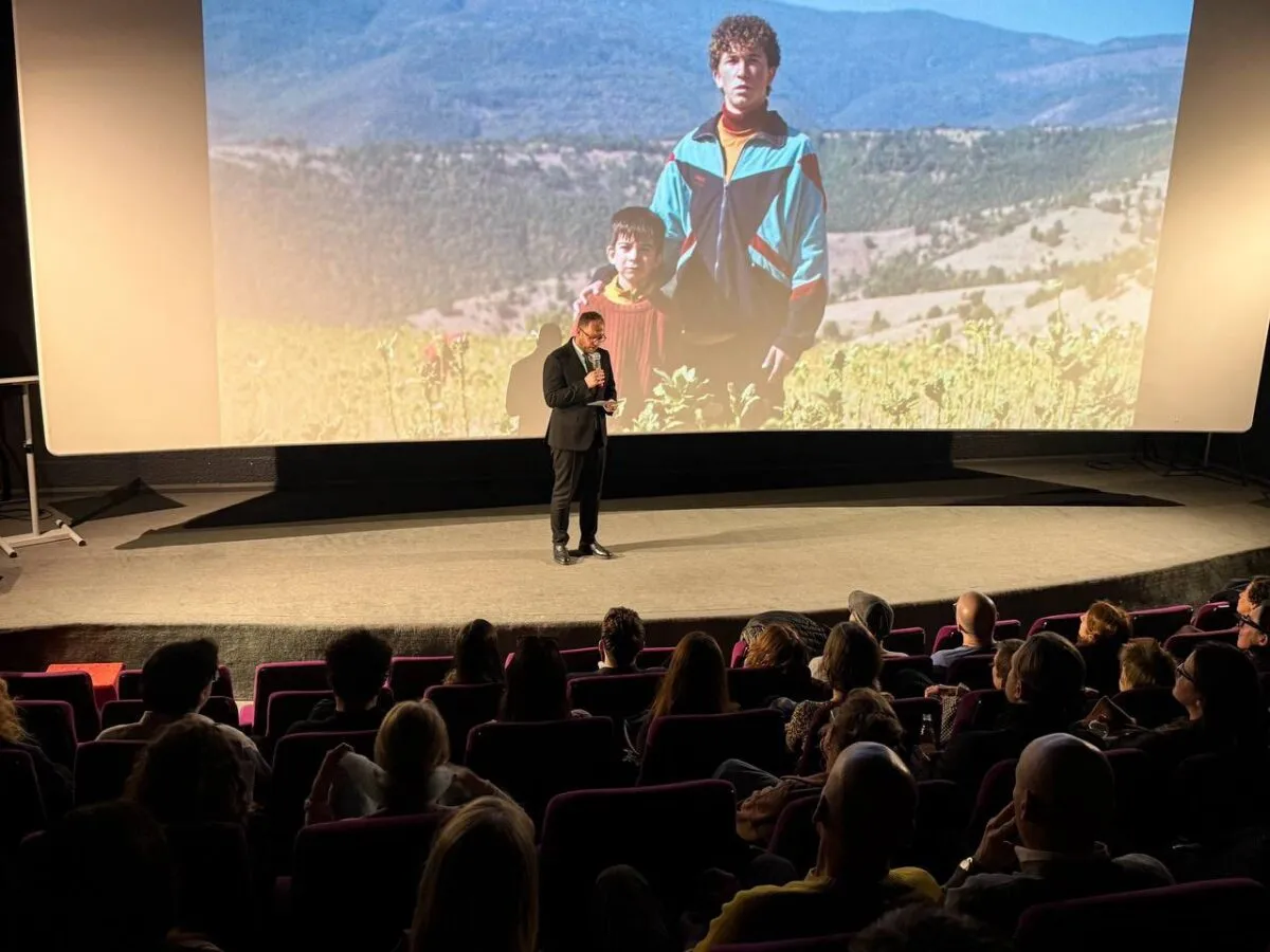 Македонскиот филм Диџеј Ахмет ја воодушеви европската публика на премиерата во Брисел