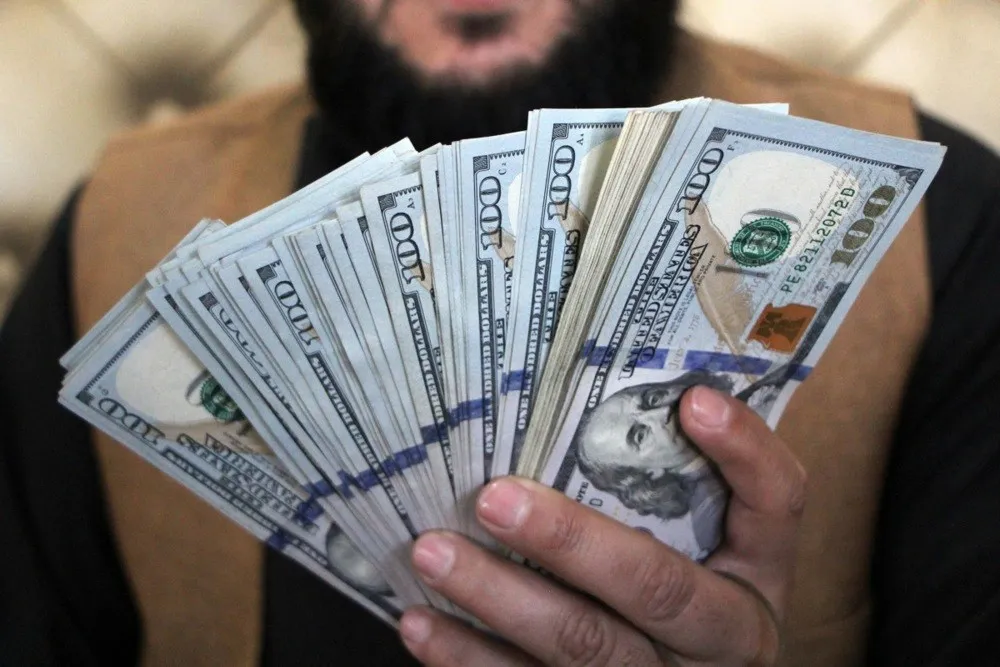 Доларот зајакна втора недела по ред поради блискоисточната криза