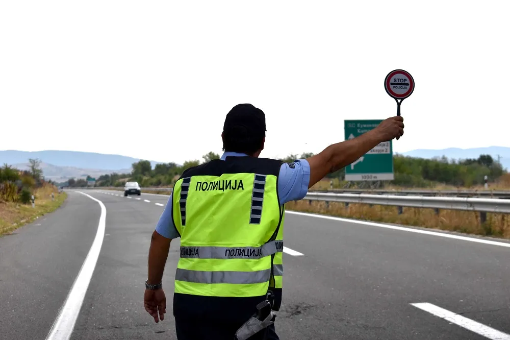 Возач на Ауди нападнал полицаец кај Страцин - добил кривична