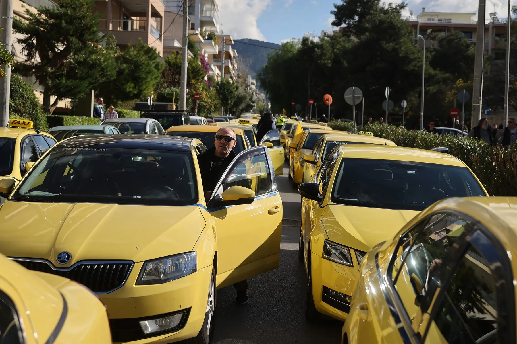 Протести ја тресат Грција - бензинот на 2 евра, пумпите затвораат