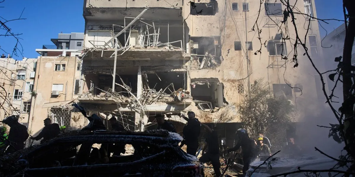 Ракетен напад врз Тел Авив, мини во Хормуз - конфликтот ескалира