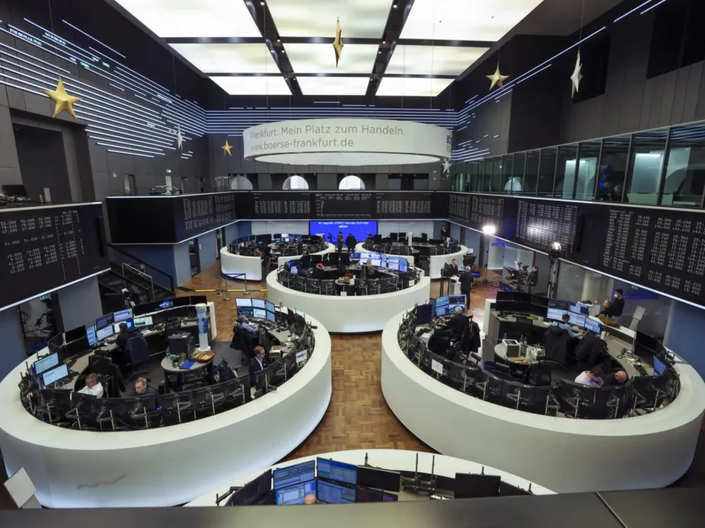 Нафтата скокна на 97 долари, акциите паѓаат - примирјето со Иран се клати