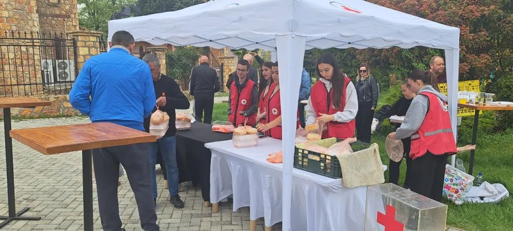 Велес подели 700 бесплатни велигденски оброци: Хуманост среде хаос