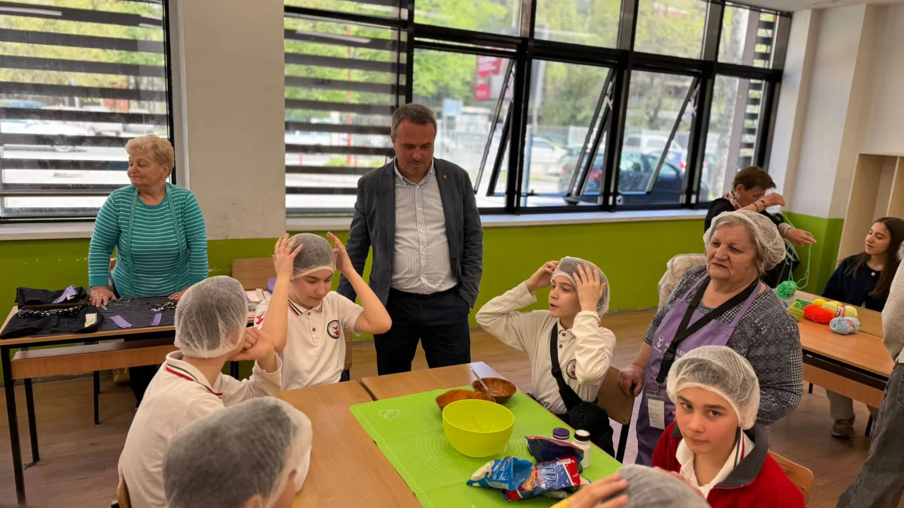 Пензионерките ги учат децата за велигденските обичаи во работилница во Центар