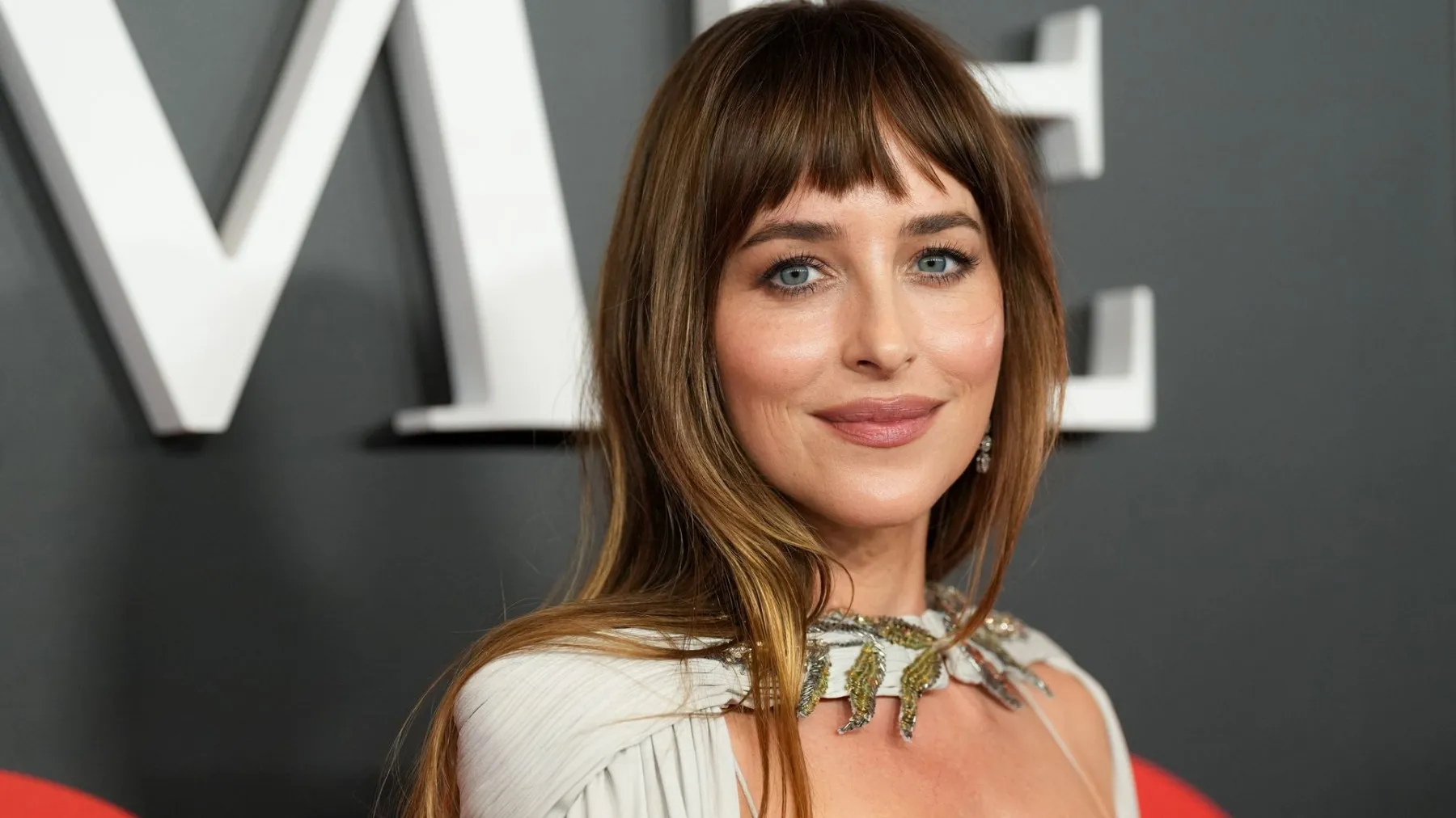 Copper threads on coffee-coloured hair: the Dakota Johnson effect that asks nothing from the skin, but changes everything