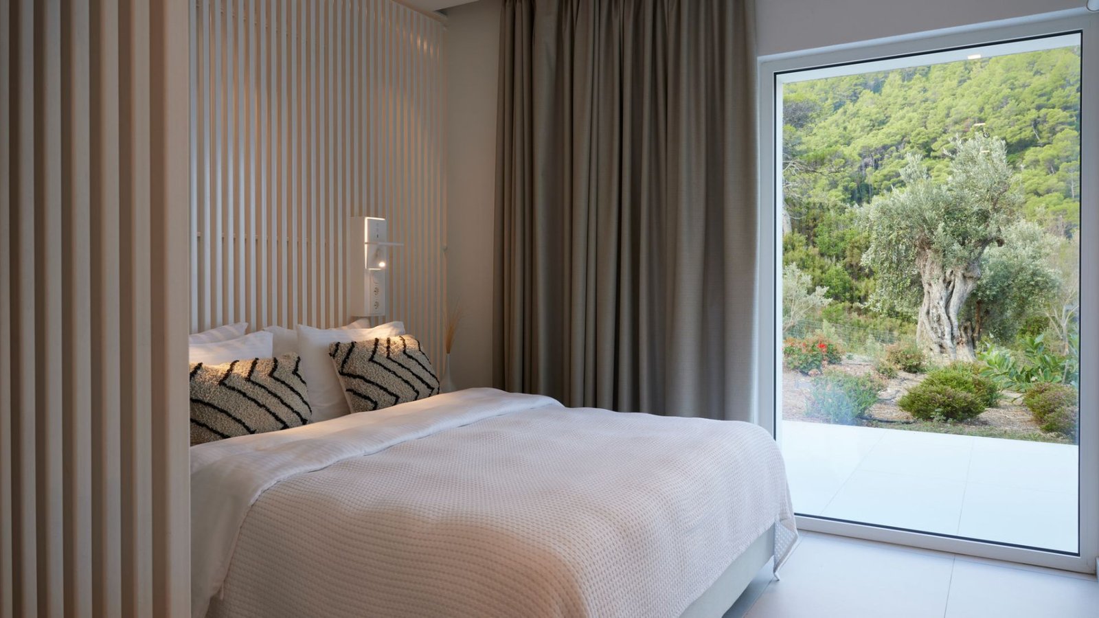 Грчка вила спална соба со пристап до градината
