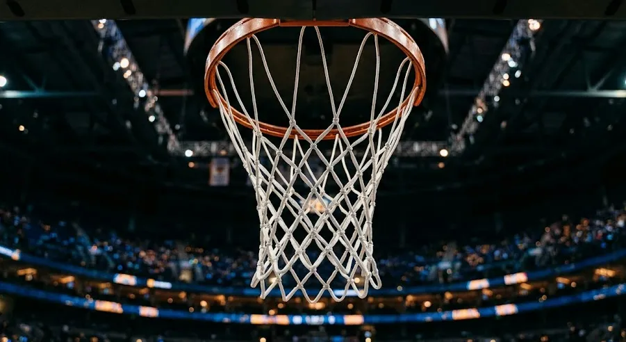 Yam Madar wirft 41 Punkte im Derby gegen Maccabi, und die EuroLeague hat ihn weiter auf der Bank
