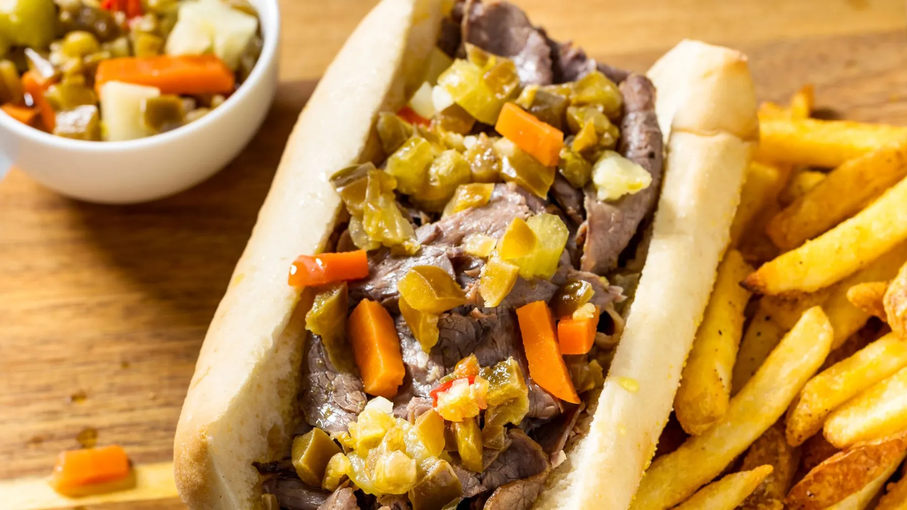 Italian beef - чикашкиот сендвич кој The Bear го врати на меню, со четирочасовно говедско и три начини на сервирање