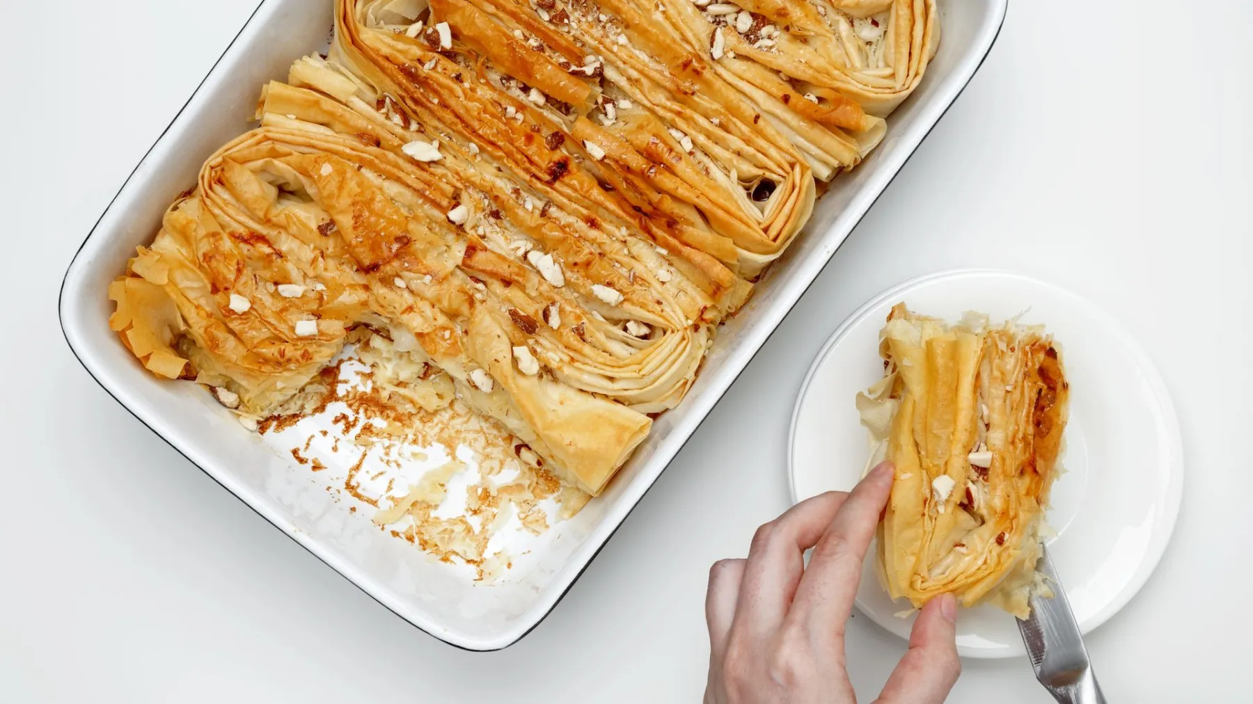 Crinkle cake - вирален десерт на TikTok со потекло од ирачка Муакача, готов за под еден час