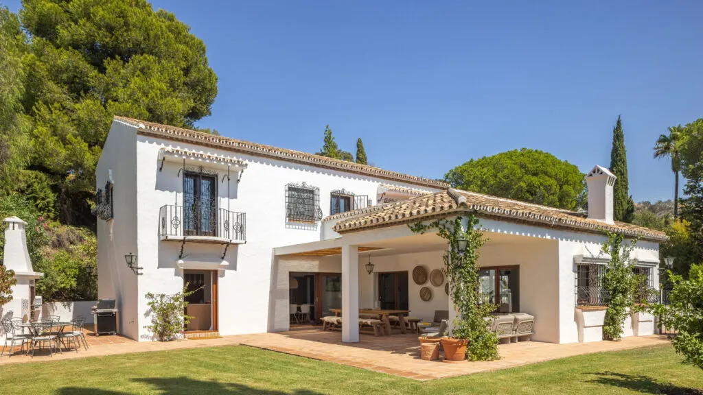 Ein andalusisches Haus von 466 Quadratmetern mit der Küche zum Pool versetzt - eine Sanierung, die heilt, nicht abreißt