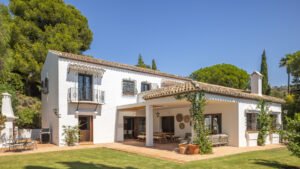 Ein andalusisches Haus von 466 Quadratmetern mit der Küche zum Pool versetzt - eine Sanierung, die heilt, nicht abreißt