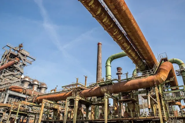 Цената на нафтата Брент достигна 110 долари, WTI на 107 – и што тоа значи за бензинските пумпи во Македонија следните недели