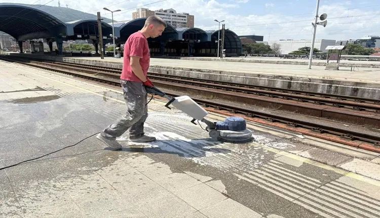 Skopje Railway Station Finally Getting Cleaned After Decades of Neglect - Seven-Day Ultimatum for the Last Billboard Tenant