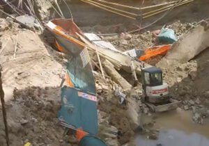 Свлечиште на градилиште во Центар: багерот затрупан, тротоар уништен, инвеститорот казнет