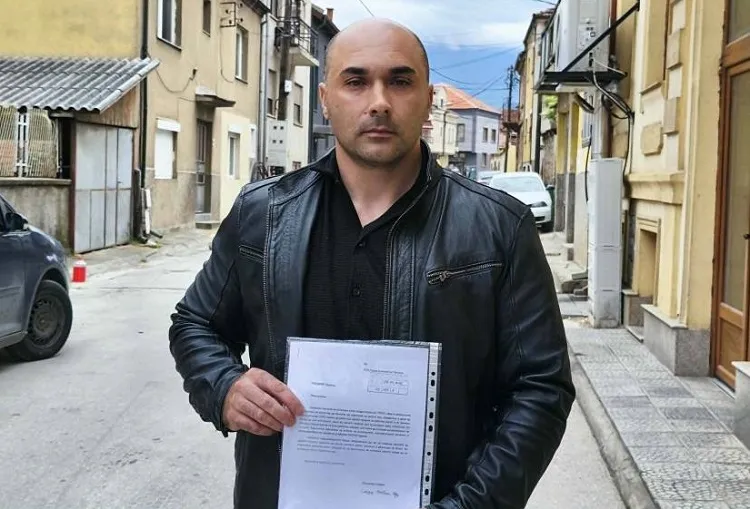 Битолски наставник цела учебна година држел настава без да знае дека е добил отказ - закана дека ако оди јавно нема никогаш да работи