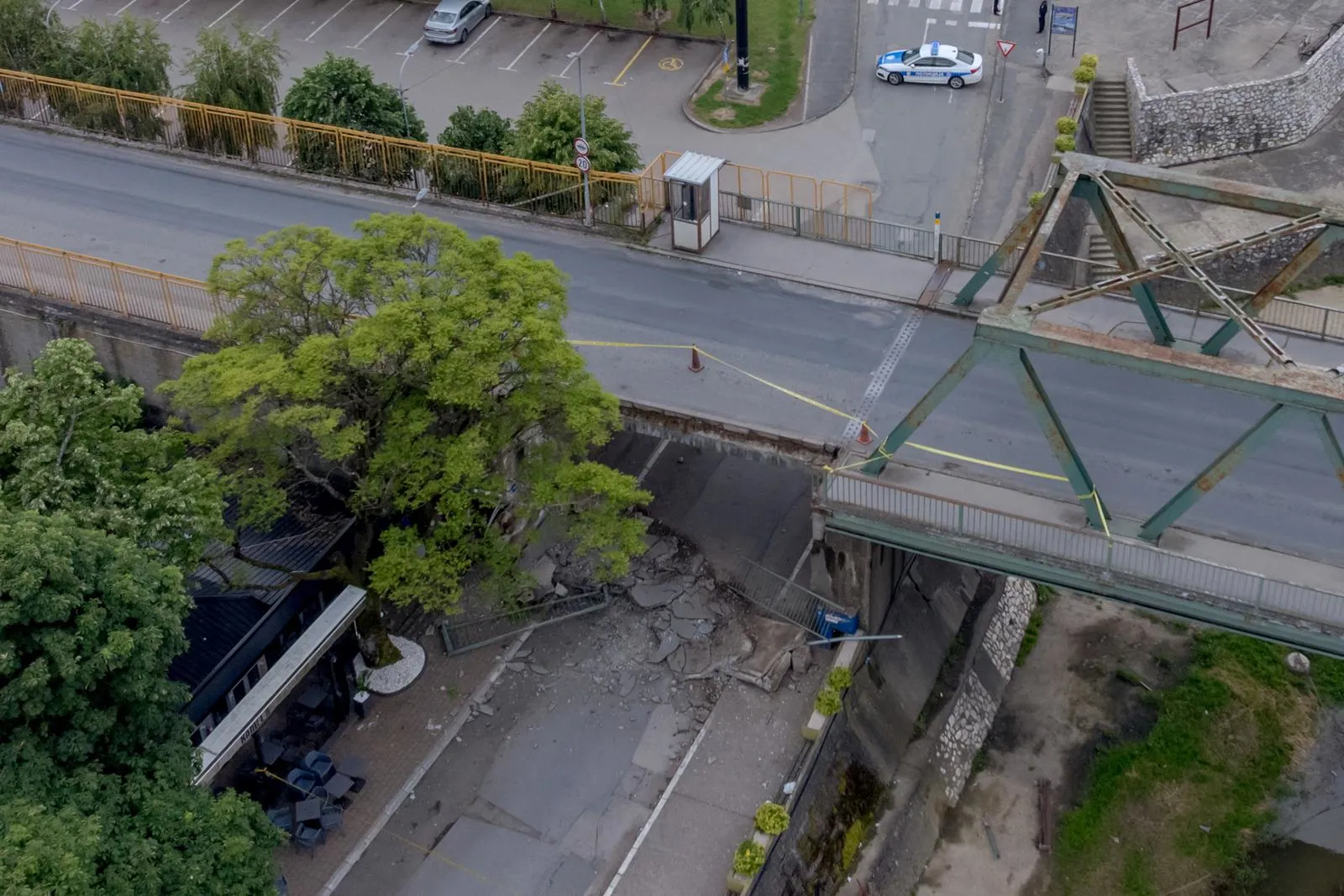 Brücke am Grenzübergang Gradiska eingestürzt - Verkehr zwischen Kroatien und Bosnien im Chaos