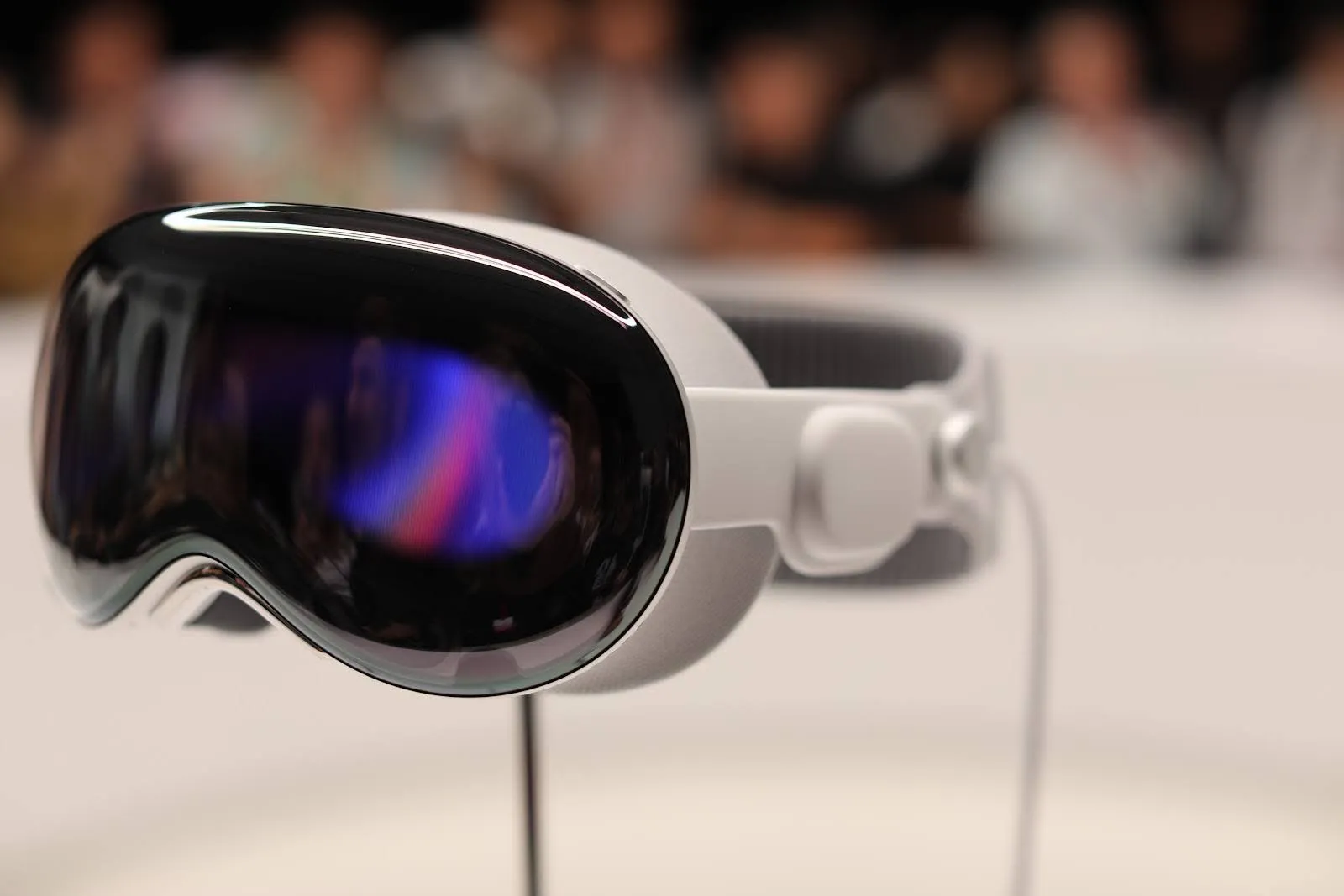 Шефот на Vision Pro ја напушта Apple и оди кај OpenAI: битката за уредот по iPhone доби нов фронт