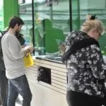 Од август банките повторно поскапуваат: пензионер до 100 евра годишно само за провизии на шалтер