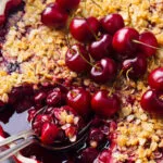 Crumble од цреши за под еден час: целата тајна е во студениот путер и трпението, не во техниката