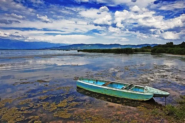 Водата во Дојран безбедна за капење пред летото - но алгите носат предупредувачки трепкач