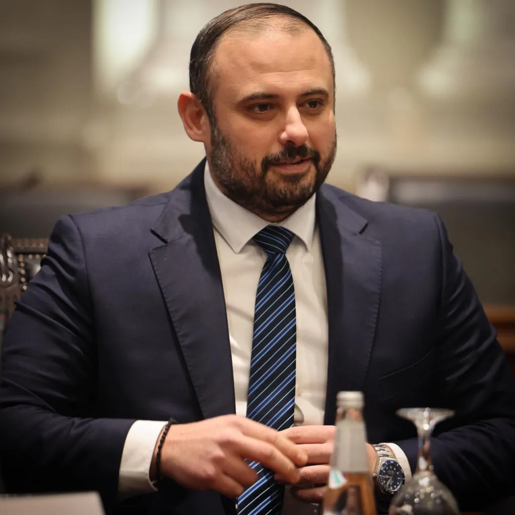 Ѓорѓиевски го врати сјајот на фонтаните: полесно е да се пушти фонтана отколку да се исчисти небото