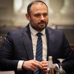 Ѓорѓиевски го врати сјајот на фонтаните: полесно е да се пушти фонтана отколку да се исчисти небото