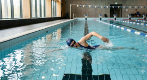 Спортот што го заборавивте по 35-тата: пливањето тренира сè, а не боли