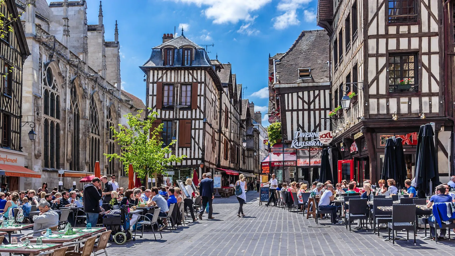 Градот што го родил Lacoste и преживеал среден век недопрен: Троа на час и пол од Париз