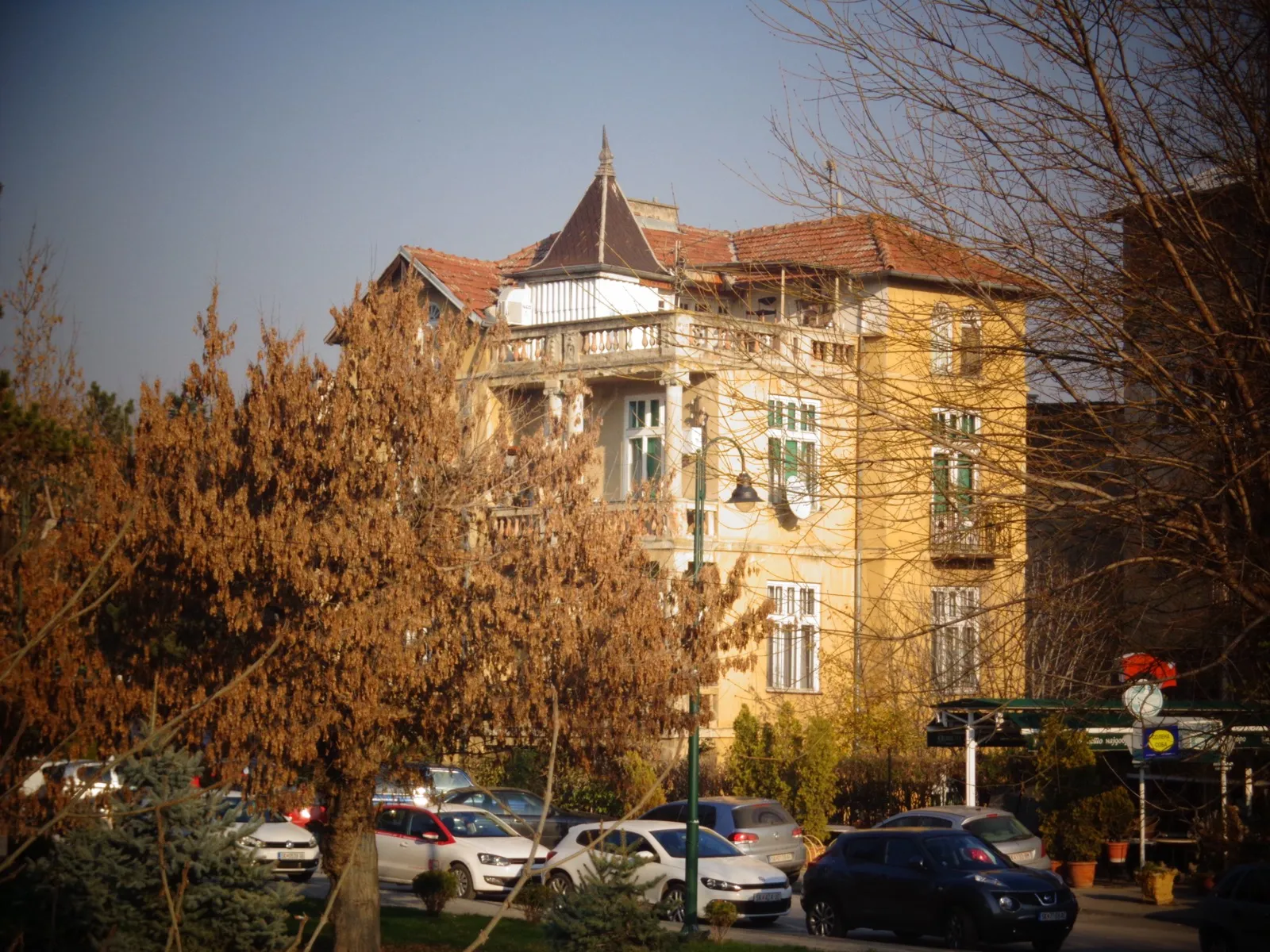 Улицата 8 Март во Дебар Маало добива мини пјацета со зеленило и осветлување