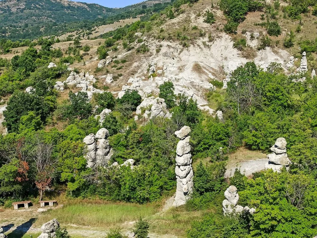 Камените кукли преживеале илјадници години, но не и нашата грижа: некој приватно наплаќа влез