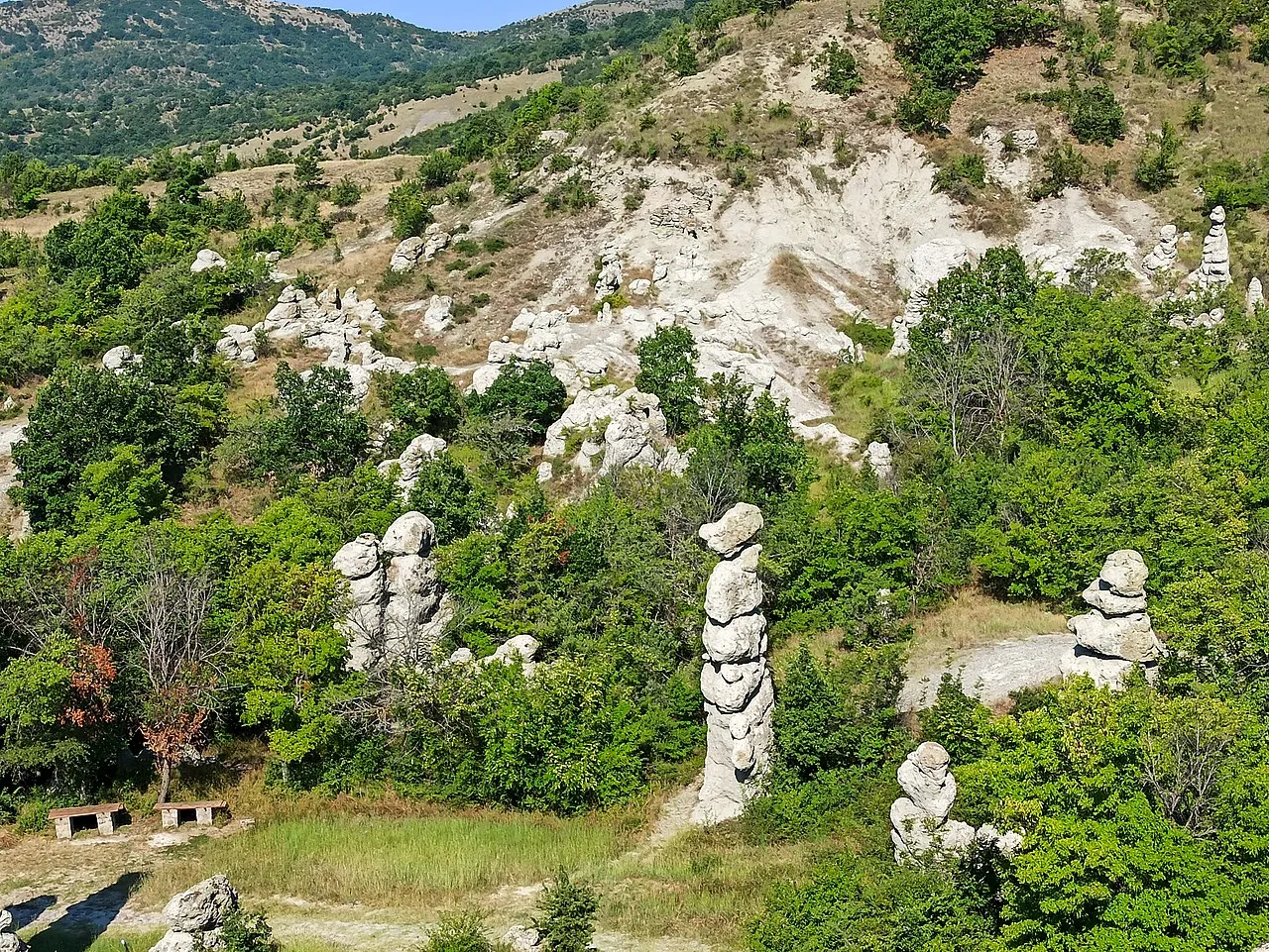 Камените кукли преживеале илјадници години, но не и нашата грижа: некој приватно наплаќа влез