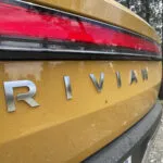 Сопственици на Rivian тужат: платиле за возење без раце што колата никогаш немало да го добие