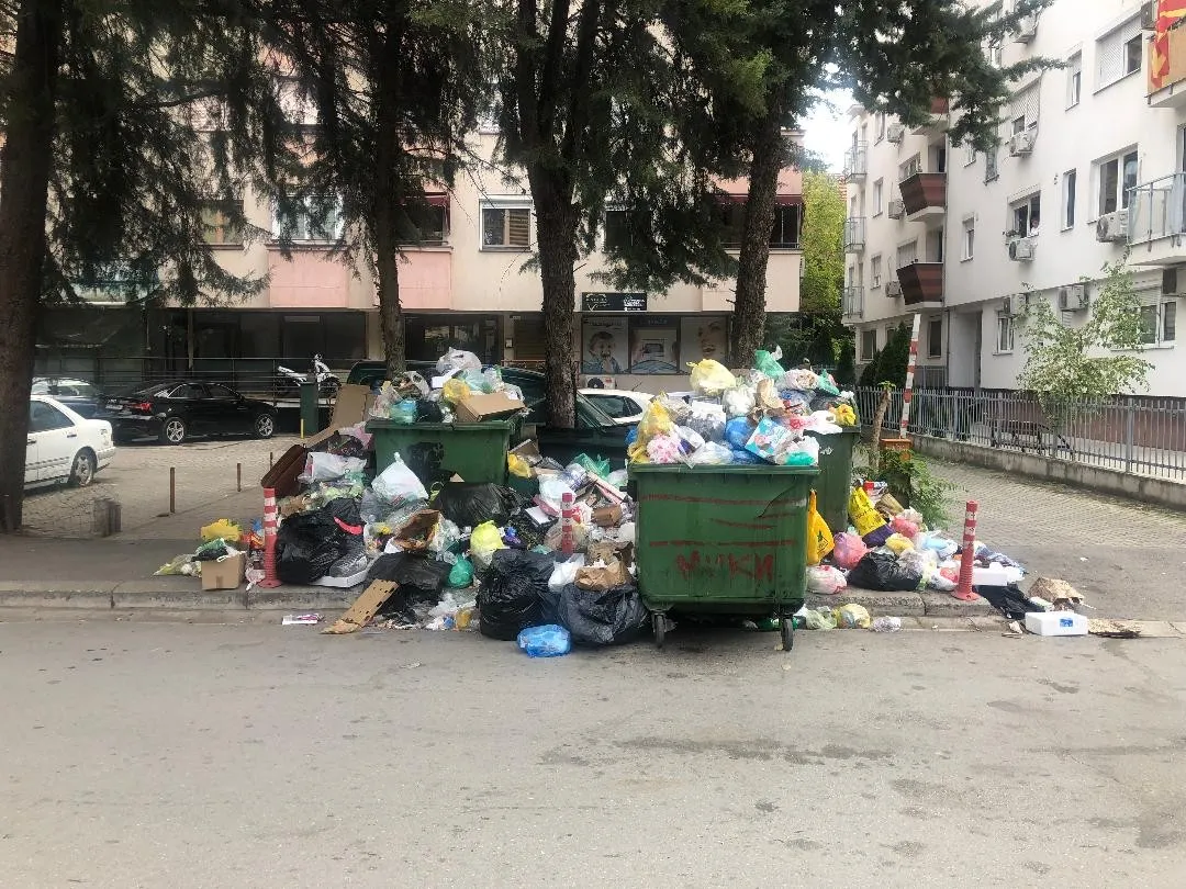 Од четири камиони за ѓубре работи само еден: Скопје се дави во отпад додека делови чекаат на „постапка“