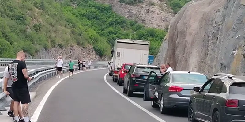 Сообраќајна трагедија кај Плетвар: камион со песок излета од патот, едно лице загина