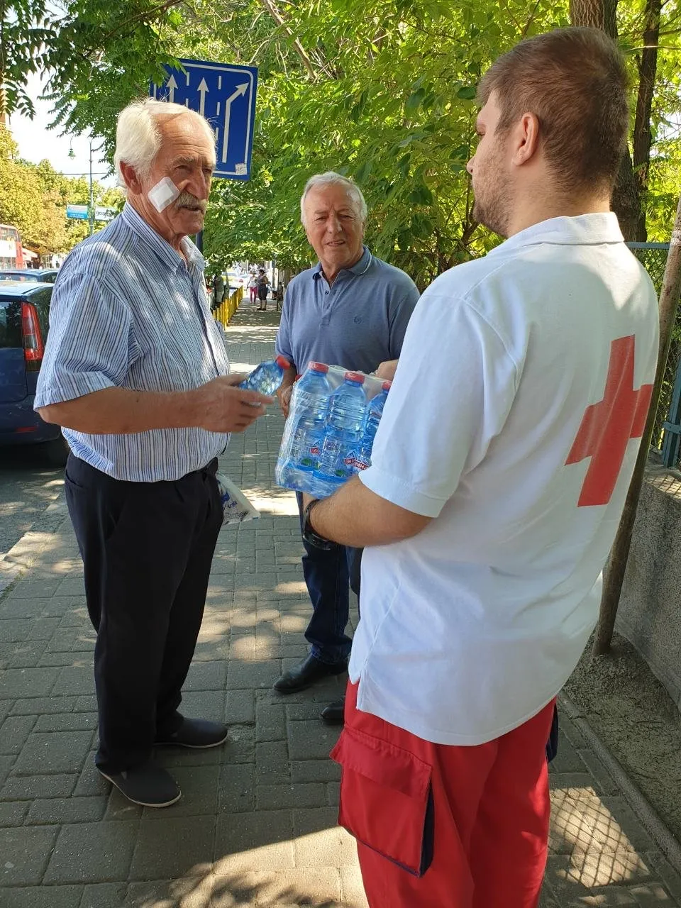 Црвениот крст дели вода на улиците на Скопје: волонтерите ги покриваат дупките што не би требало да постојат