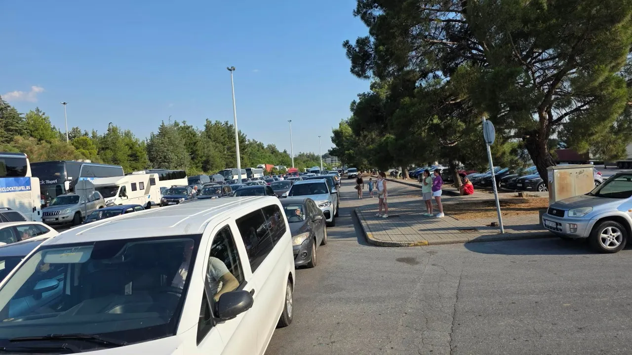 До четири часа за влез од Грција: гужва на Богородица што се повторува секое лето