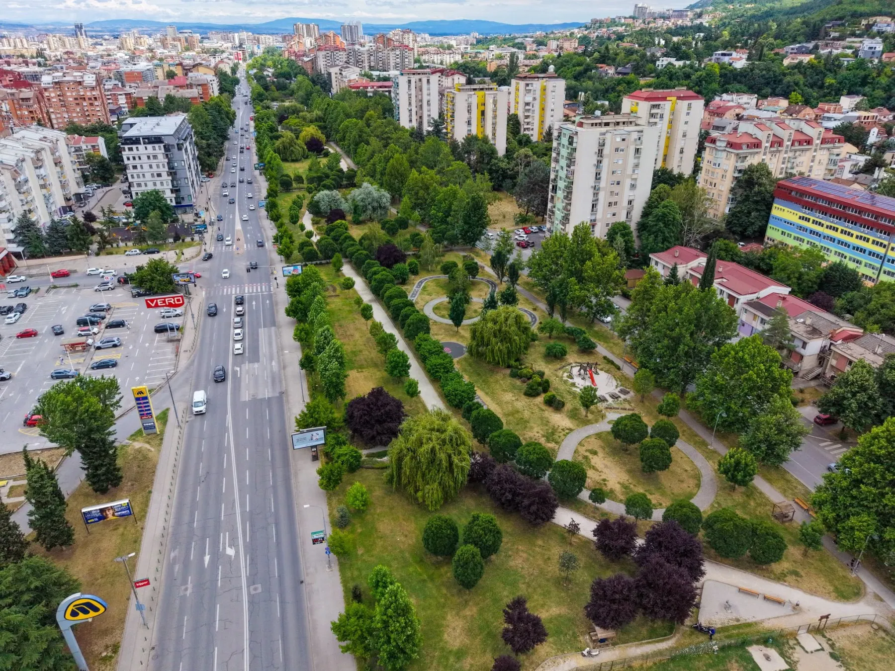 Нови клупи и обновени летниковци во паркот „Македонија“: ќе преживеат ли една зима без да бидат уништени