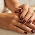 Заборавете го белото и розовото: бојата на вино е неочекуваниот хит за нокти на летото 2026