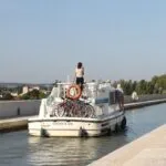 Мост по кој плови вода, а не автомобили: градот меѓу Бордо и Тулуз низ кој милиони минуваат без да свртат глава