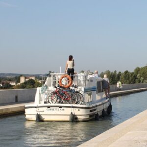 Мост по кој плови вода, а не автомобили: градот меѓу Бордо и Тулуз низ кој милиони минуваат без да свртат глава