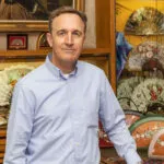 Дуќан од 203 години во кој сè уште рачно се бојат лепези: „Ако никој не продолжи, занаетот исчезнува"