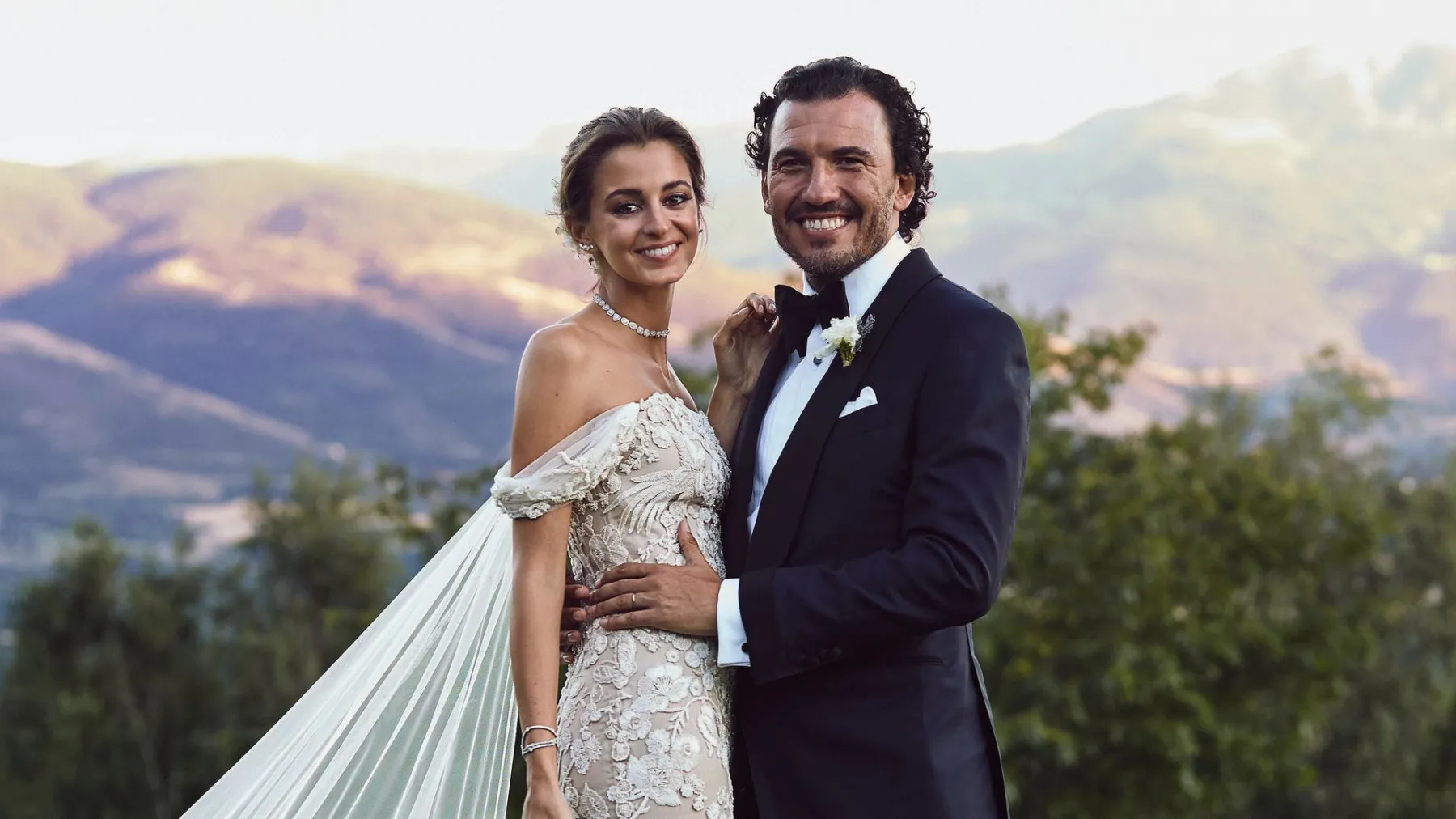 A wedding with 400 guests and a dress with 400 hours of handwork: when a bridal empire gets married