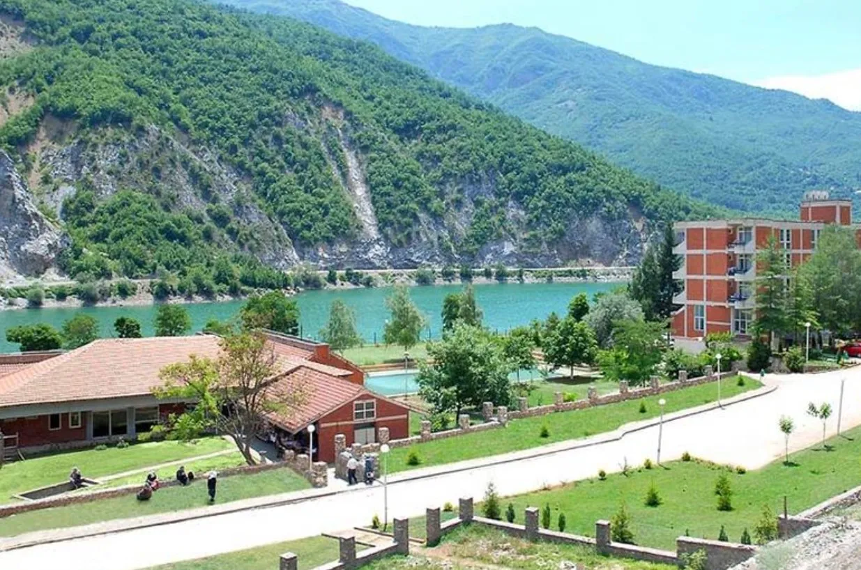 Дебар остана без вода на пладне, а вината е фрлена на граѓанинот со цревото в градина