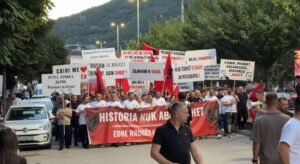 ДУИ најавуваше инвазија во Тетово, дојдоа едвај стотина: полупразниот плоштад кажува повеќе од секој говор