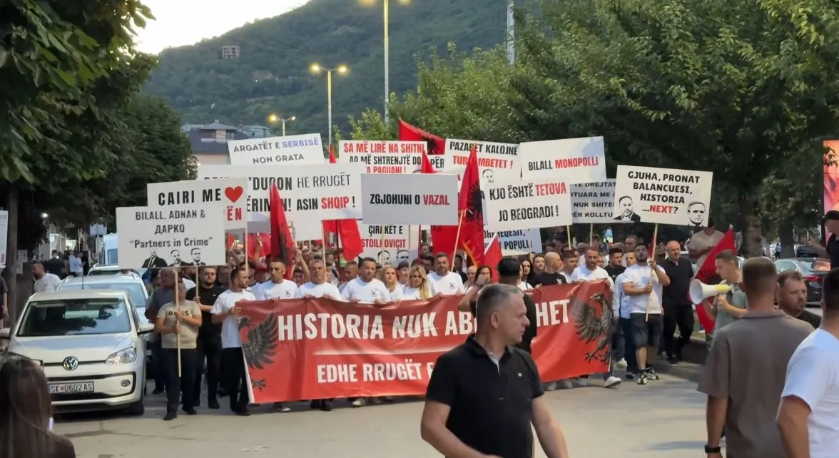 ДУИ најавуваше инвазија во Тетово, дојдоа едвај стотина: полупразниот плоштад кажува повеќе од секој говор