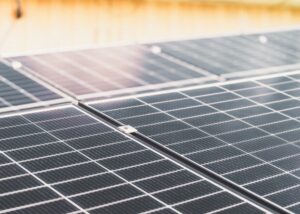 Novi zakon o solarnim panelima i energetskim zajednicama: manje birokratije na papiru, ali da li i na šalteru?