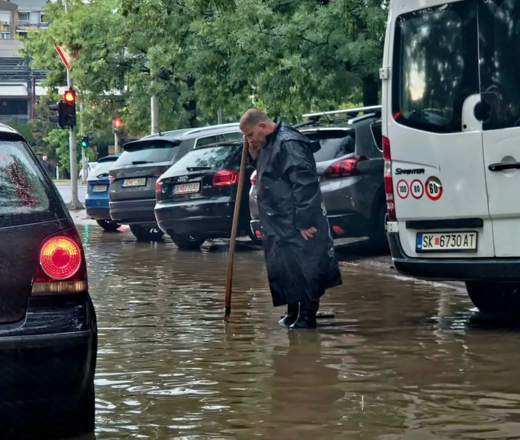 Kisella Vodë ndan ndihmë të njëhershme pas stuhisë: ndihma i sanon pasojat, por nuk e prek shkakun