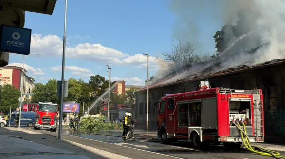 Пожар на Јужен булевар во Скопје: гореше магацин, повреден пожарникар